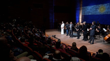 Kicillof encabezó la reapertura de la Sala Astor Piazzolla en el Teatro Argentino