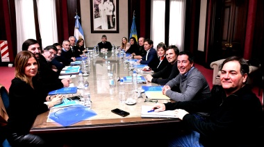 Junto a ministros, Kicillof encabezó la primera reunión de Niñez y Adolescencia