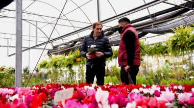 Garro visitó el lugar donde producen el 80% de las flores que se distribuyen en el país