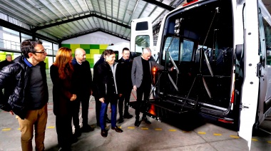 Kicillof entregó 21 camionetas para Escuelas de Educación Especial junto a Sileoni y Secco