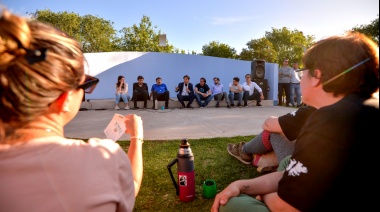 En modo campaña, Kicillof compartió una mateada con vecinos de General Pinto