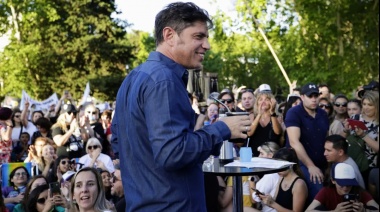 Distanciado de Cristina y para levantar su imagen, Kicillof retoma las mateadas con vecinos