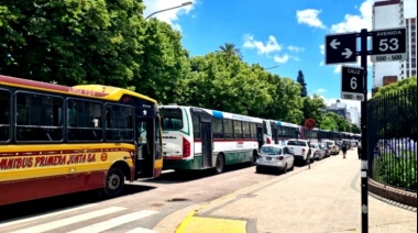 Teléfono para Kicillof: empresas de colectivos se juntaron a protestar en La Plata