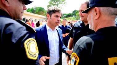 Kicillof visitó Pinamar, se mostró con un intendente PRO y apuntó contra Milei: “Busca ahogar la Provincia”