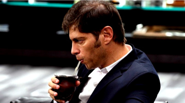 Nueva polémica de Kicillof: mandó a licitar una suma millonaria para poner carteles politizados en escuelas