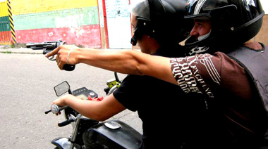Pedaleaba hacia la casa y lo interceptó una banda de motochorros que le robó todo