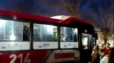 Casi linchan a un hombre que habría manoseado a una pasajera en un colectivo de La Plata