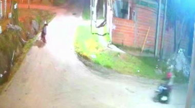 Escapaba de ladrones, perdió el control de la moto y cayó a la zanja con la acompañante