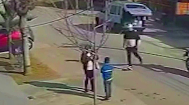 En Quilmes, motochorros asaltaron y golpearon a una mujer que esperaba al remis con el hijo