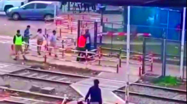 Violencia extrema en Merlo: una banda de pirañas golpeó y apedreó a un hombre para robarle