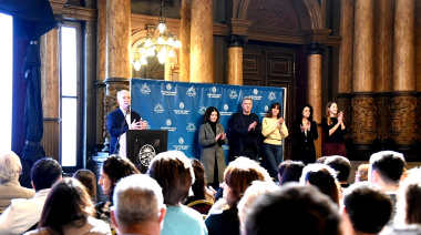Programa “Mi escritura, Mi Casa”: Alak y Kicillof entregaron escrituras a familias de La Plata