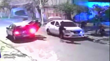 Violenta emboscada en Ramos Mejía: lo observaron estacionar, dieron una vuelta y atacaron cuando bajó del rodado