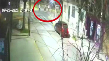 Jóvenes que pateaban una pelota asaltaron a una pareja y escaparon con el auto en La Matanza