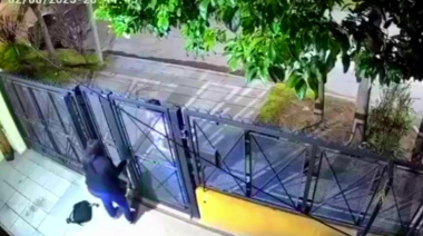 Perseguido por motochorros, tiró las pertenencias al patio de una casa en Villa Ballester