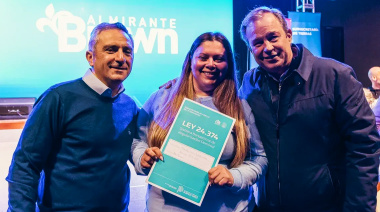 Cascallares, Larroque y Paula Eichel entregaron escrituras a familias de Almirante Brown
