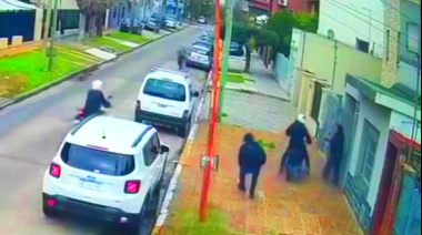 No pudo escapar: motochorros asaltaron a una automovilista cuando llegó a la casa en La Matanza