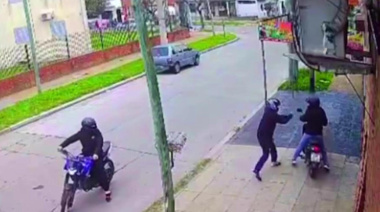 La tenían marcada: llegó al trabajo en la moto y se la robaron a empujones en Bernal