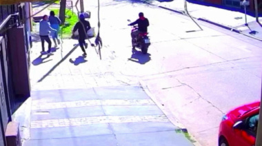 Motochorros todo el día en Bernal: en 200 metros atacaron a tres vecinos y les robaron las pertenencias
