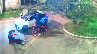 Robo piraña en La Matanza: le cruzaron un auto y lo tiraron al pavimento para sacarle la moto