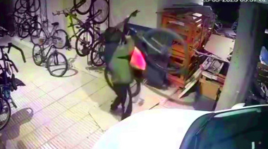 Con increíble facilidad y a una cuadra de la comisaría, robó en un edificio de Tres de Febrero