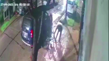 En medio de una tormenta y en 30 segundos, escaló las rejas y robó costosas pertenencias de una vivienda en San Isidro