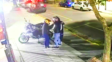 CABA en modo Conurbano: estacionó en la puerta de la casa y le robaron hasta la ropa