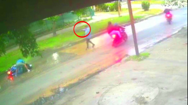 Salvaje ataque de motochorros en Quilmes: lo arrojaron de la moto y acabó inconsciente en el pavimento