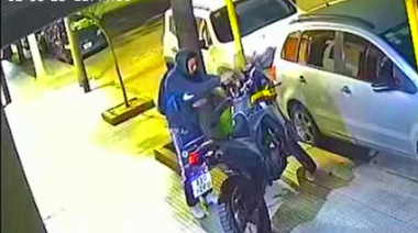 CABA en modo Conurbano: con un cascote y una yuga se robó una costosa moto en tiempo récord