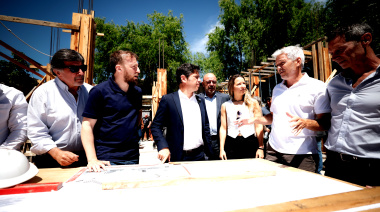 Kicillof visitó a Otermín en Lomas de Zamora y recorrió los avances de una nueva escuela