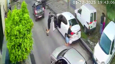 Media hora de terror en Lomas del Mirador: asaltos y robo de auto a 100 metros de distancia