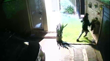 Noche de terror en Gonnet: encapuchado descarriló un portón y violentó un acceso para robar a una familia