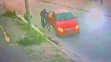 Indignación en González Catán: pedaleaba hacia el trabajo y lo chocaron para robarle