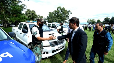 Kicillof continúa recorridas: llevó nuevos patrulleros para la Policía Rural de Ayacucho