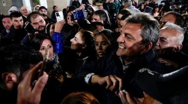 Massa visitó Monte Grande y le bajó el precio al "cuentito de la motosierra"