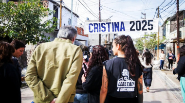 Mayra y Máximo recorrieron Quilmes y se dejaron ver junto a pancartas de “Cristina 2025”