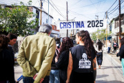 Mayra y Máximo recorrieron Quilmes y se dejaron ver junto a pancartas de “Cristina 2025”