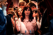 La Justicia cedió a la presión del gobierno de Milei y le otorgó la domiciliaria a Cristina con severas condiciones