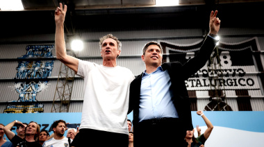 Kicillof con la campaña al hombro: presencia en el Conurbano y fotos con candidatos