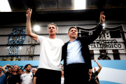 Kicillof con la campaña al hombro: presencia en el Conurbano y fotos con candidatos