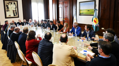 Con las definiciones electorales de fondo, Kicillof firmó convenios con intendentes de todos los espacios