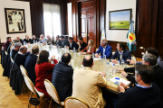Con las definiciones electorales de fondo, Kicillof firmó convenios con intendentes de todos los espacios