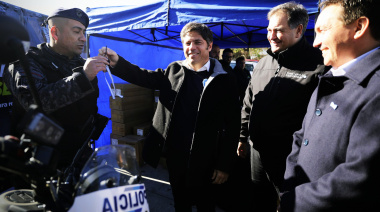 Kicillof entregó patrulleros en Florencio Varela y se diferenció de Milei: “No vamos a decir que no hay plata”