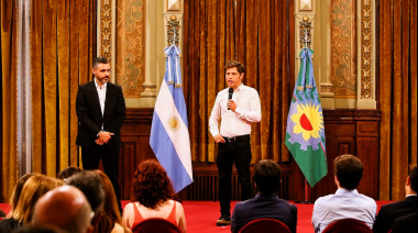 Con crisis y todo: Kicillof gastará $370 millones para imprimir su logo en la ropa de los trabajadores de ARBA