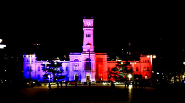 La Municipalidad de La Plata se iluminó en homenaje a Favaloro a 25 años de su fallecimiento