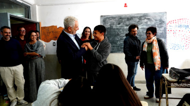 La Plata: Alak inició obras viales en Romero y entregó mobiliario en una escuela de la zona