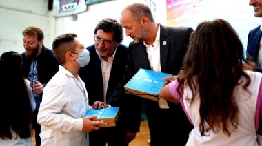 Insaurralde, Mantegazza y Sileoni entregaron tablets en San Vicente