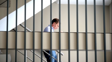 Santilli prometió derogar decreto que permite a presos usar celulares desde las cárceles