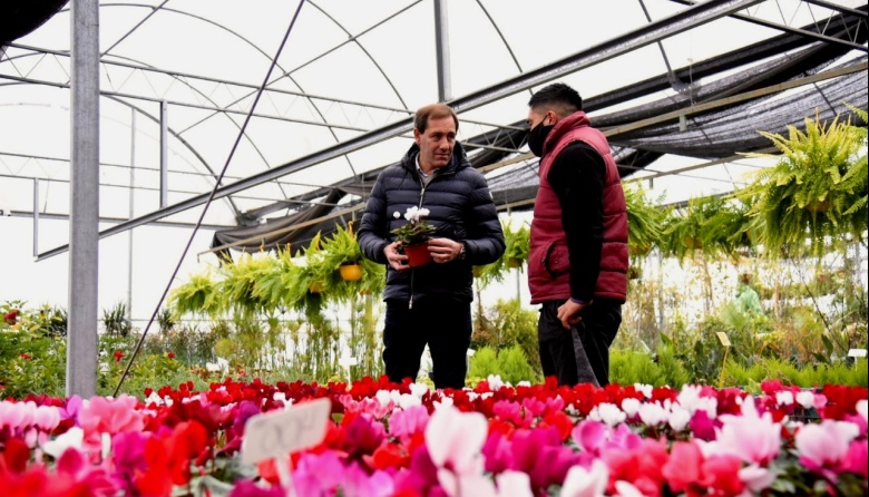 Garro visitó el lugar donde producen el 80% de las flores que se  distribuyen en el país - Buenos Aires Noticia