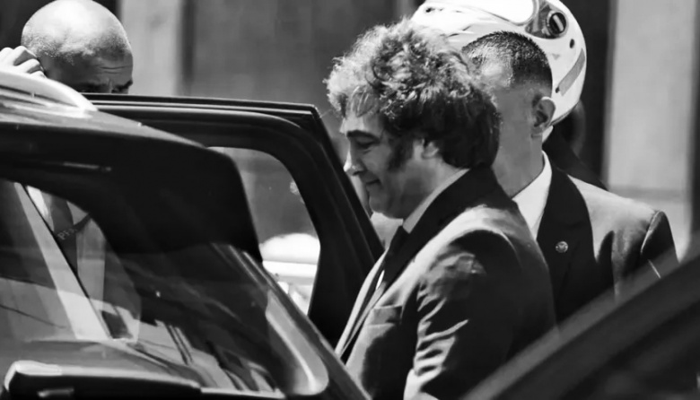 Milei suspendió un viaje a Europa y trató de instalar la idea del “intento de golpe de Estado”