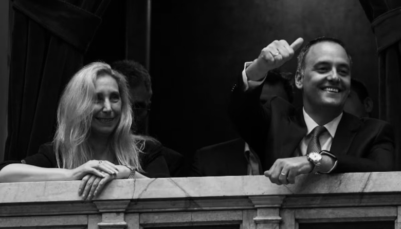 Karina sueña con ser jefa de Gobierno de CABA y mandó a poner afiches con Adorni
